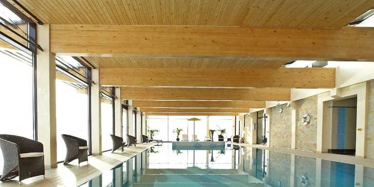Po celou dobu budete mít neomezený přístup do wellness, kde je obří bazén  (17 × 6 m).