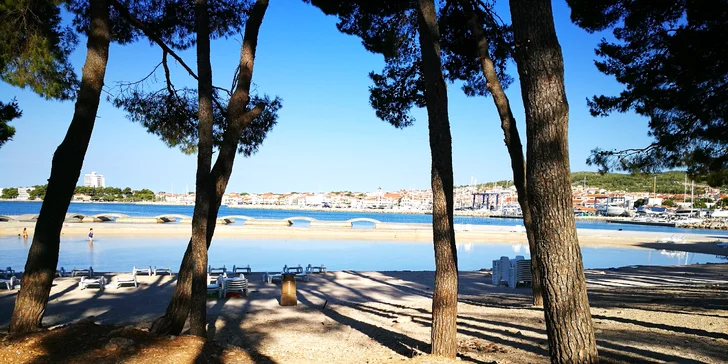 Chorvatská Vodice: soukromá vilka 300 m od pláže a polopenze v hotelu
