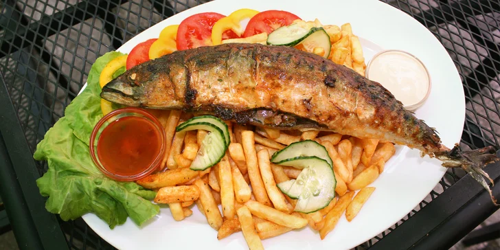 Bašta jak pro chlopa: Havířská makrela z grilu, 400 g hranolek a omáčka i zelenina