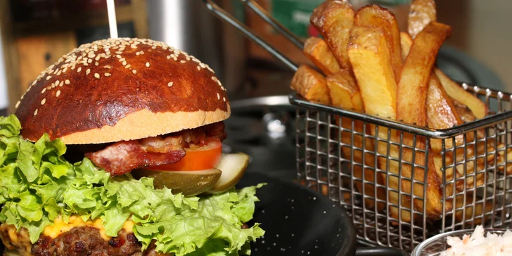 Dva burgery podle výběru z 10 skvělých variant, Coleslaw a hranolky