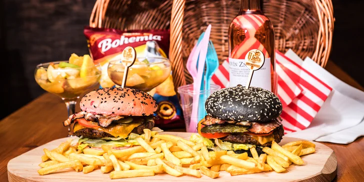 Piknikový košík plný dobrot pro pár: Hamburgery, víno, ovocný salát i chipsy