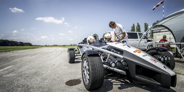 Bláznivá jízda v jednom z nejrychlejších vozů světa: až kol 7 v Ariel Atom 3.5