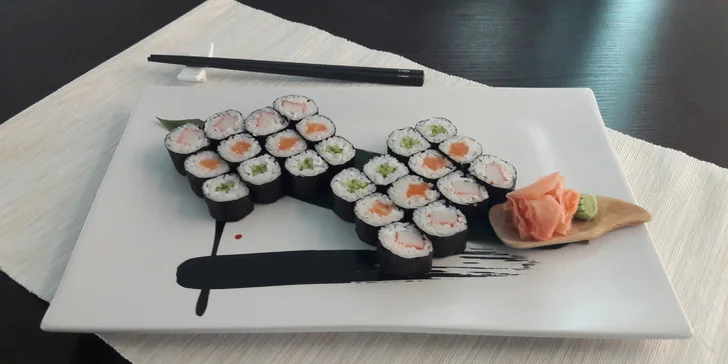 Sushi v podzámčí: 24 nebo 38 rolek s lososem, mořským vlkem i krabem