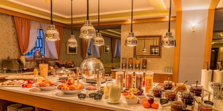 Snídaně v hotelové restauraci Symphonia v Dejvicích: all you can eat & drink
