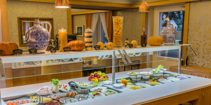 Snídaně v hotelové restauraci Symphonia v Dejvicích: all you can eat & drink