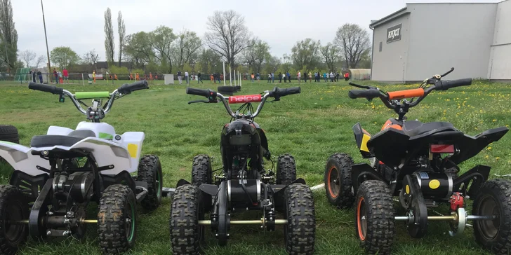 Vozový park je připraven na jezdce.