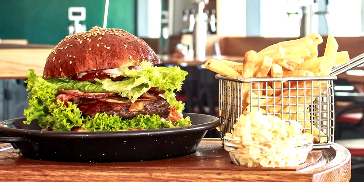 Dva burgery podle výběru z 10 skvělých variant, Coleslaw a hranolky