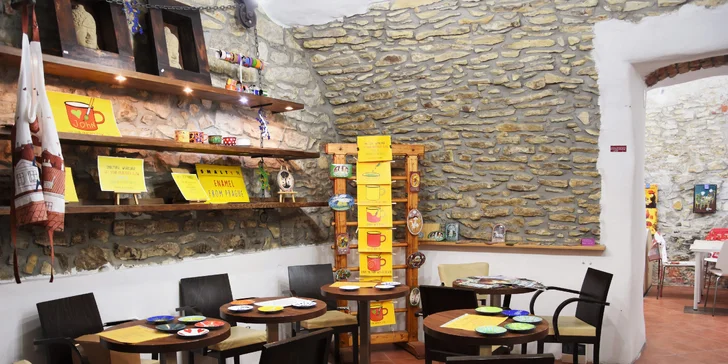 Fantazie má zelenou: Namalujte si vlastní smaltovaný kafáček s podšálkem