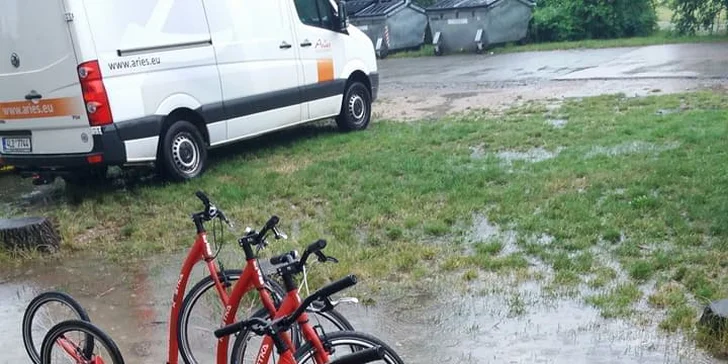 O víkendu na koloběžku: hodinová projížďka podél Vltavy a Žlutých lázní