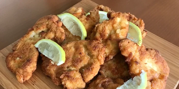 Tác plný kuřecích a vepřových řízků v trojobalu: 0,5 kg nebo celé kilo