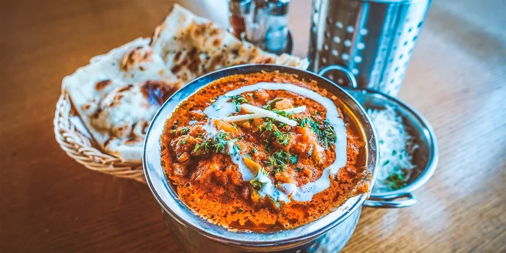 Indicko-nepálské menu s předkrmem, kuřecí specialitou a nápojem lassi