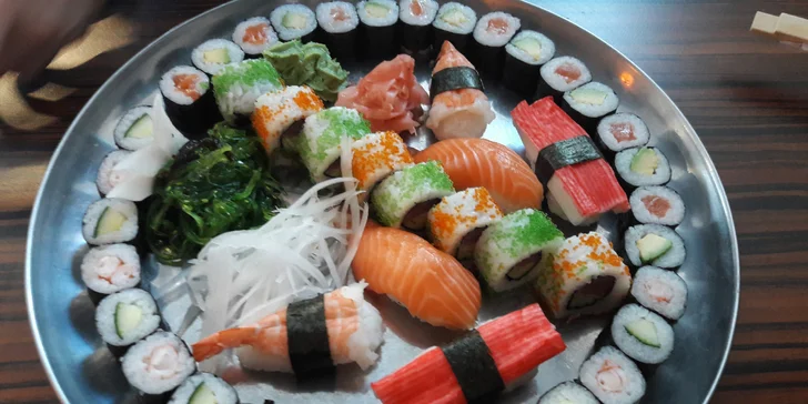 Pochutnejte si na sushi: 20, 24 nebo 60 rolek s lososem, krabem i vege
