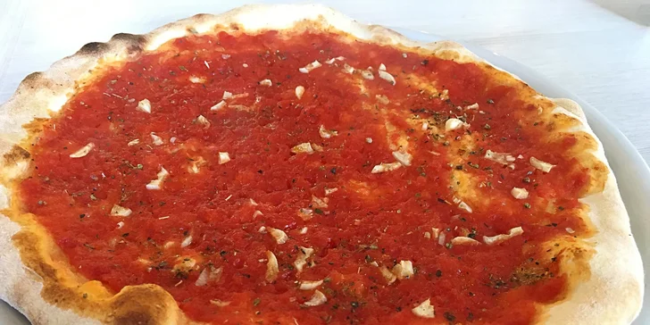 Pravá italská pizza nebo salát v restauraci Casanova u Karlova mostu