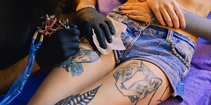 Nechte si udělat vysněnou kérku: návrh, zhotovení tetování nebo oprava stávajícího