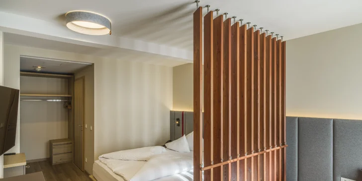 Vybírat můžete ze dvou typů moderních pokojů: dvoulůžkový Deluxe (30–32 m²) a rodinný Comfort (40 m²).