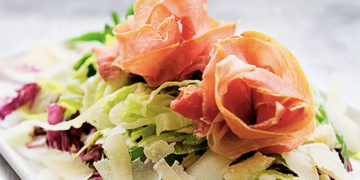 Pravá italská pizza nebo salát v restauraci Casanova u Karlova mostu