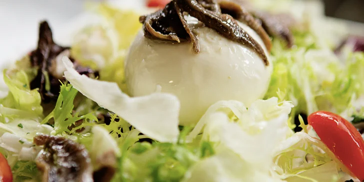 Pravá italská pizza nebo salát v restauraci Casanova u Karlova mostu