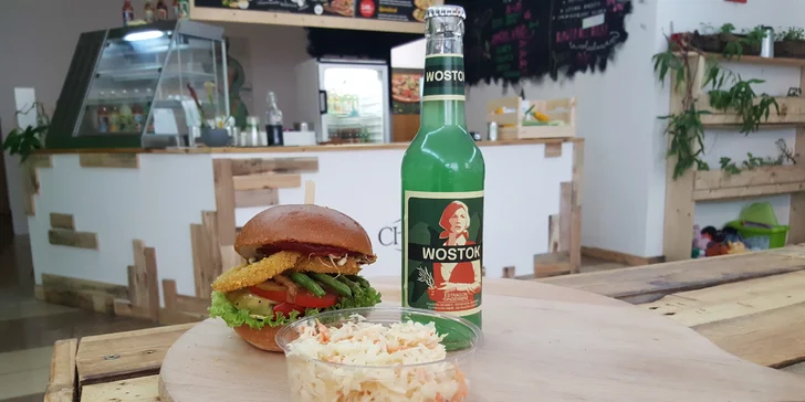 Lehce stravitelný zeleninový burger s domácí omáčkou, přílohou a limonádou
