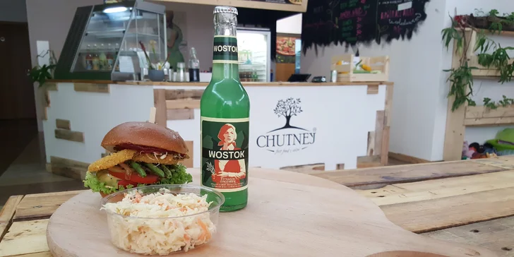Lehce stravitelný zeleninový burger s domácí omáčkou, přílohou a limonádou