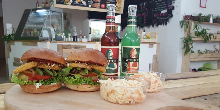 Lehce stravitelný zeleninový burger s domácí omáčkou, přílohou a limonádou