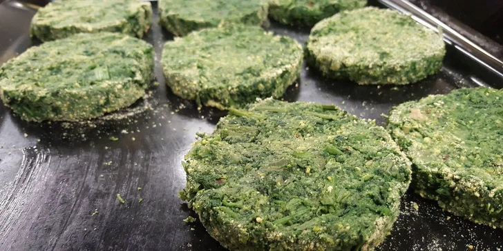 Lehce stravitelný zeleninový burger s domácí omáčkou, přílohou a limonádou