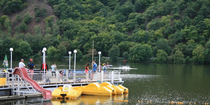Dovolená u vody: rekreační areál ve Vraném nad Vltavou s polopenzí a tenisem