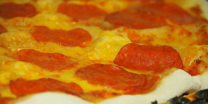 Obří pizza plná vašich oblíbených ingrediencí: průměr 60 cm, odnos s sebou