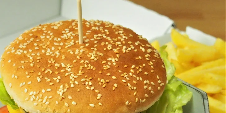 2 fešáci k nakousnutí: burgery s sebou výběrem ze 6 druhů a 2× hranolky