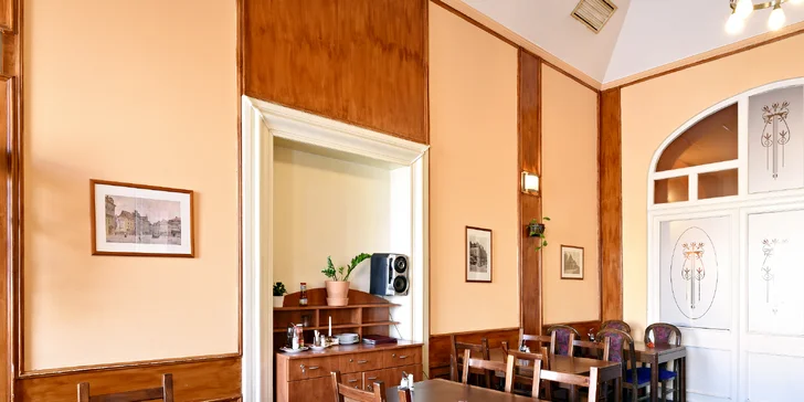 Caesar salát pro 1 nebo pro 2 na Staroměstském náměstí