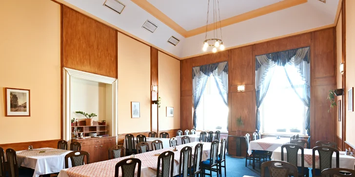 Caesar salát pro 1 nebo pro 2 na Staroměstském náměstí