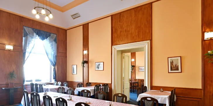 Caesar salát pro 1 nebo pro 2 na Staroměstském náměstí
