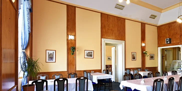 Caesar salát pro 1 nebo pro 2 na Staroměstském náměstí