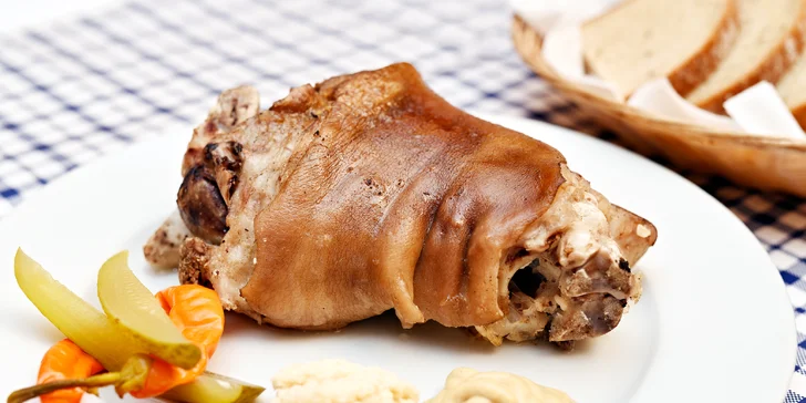 Kilová porce pečeného vepřového kolene v restauraci na Staroměstském náměstí