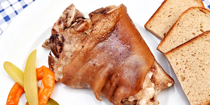 Kilová porce pečeného vepřového kolene v restauraci na Staroměstském náměstí