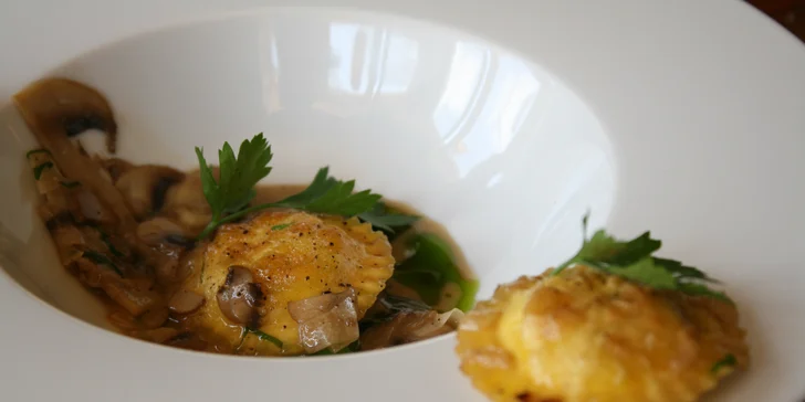 Ravioli plněné kuřecím masem jsou vařené v kuřecím vývaru.