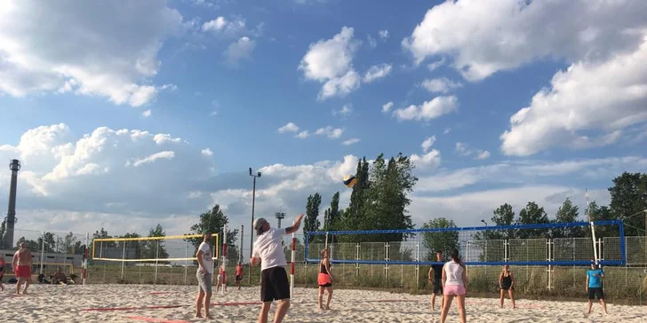 Víkendový beach: hodinový pronájem hřiště na plážový volejbal vč. půjčení míče