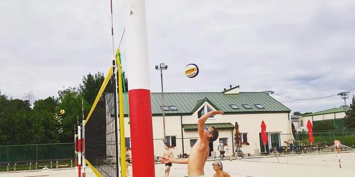 Víkendový beach: hodinový pronájem hřiště na plážový volejbal vč. půjčení míče