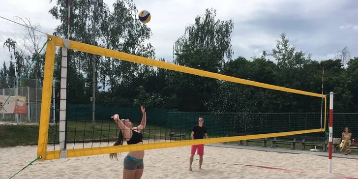Víkendový beach: hodinový pronájem hřiště na plážový volejbal vč. půjčení míče