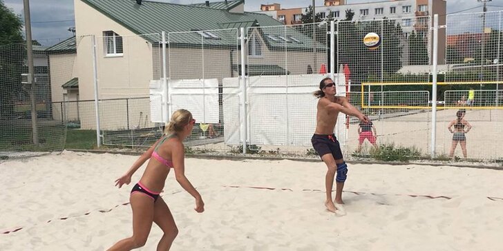 Víkendový beach: hodinový pronájem hřiště na plážový volejbal vč. půjčení míče
