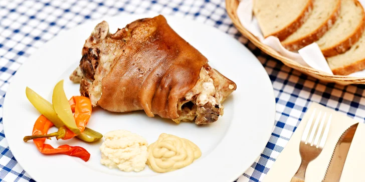 Kilová porce pečeného vepřového kolene v restauraci na Staroměstském náměstí