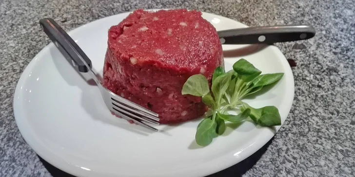 Masovou pochoutku dostanete už namíchanou podle kuchařova vymazleného receptu.