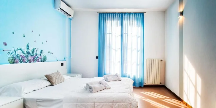 Samozrejmosťou je vždy kúpeľňa so sprchovacím kútom. Nechýba ani TV a bezplatné pripojenie na Wi‑Fi.
