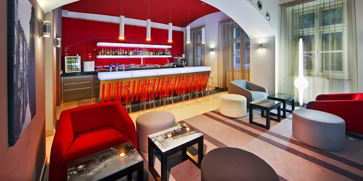 V hoteli funguje moderný lobby bar, otvorené je až do polnoci.