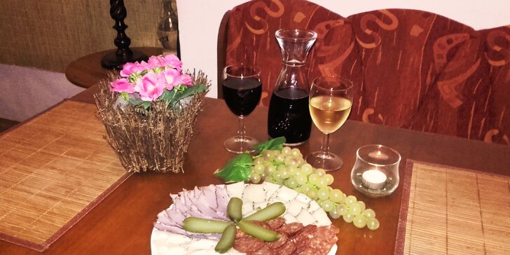 Vinný večírek v Nuslích: talíř se sýry a klobáskami a 0,5 nebo 1 l vína dle výběru