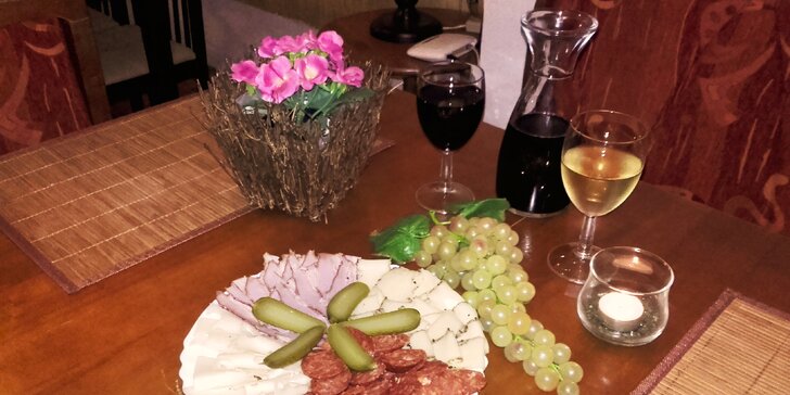 Vinný večírek v Nuslích: talíř se sýry a klobáskami a 0,5 nebo 1 l vína dle výběru