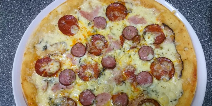 Svolejte kamarády: hodina bowlingu a 2 pizzy z pece v retro podniku