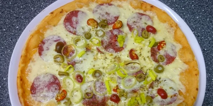 Svolejte kamarády: hodina bowlingu a 2 pizzy z pece v retro podniku