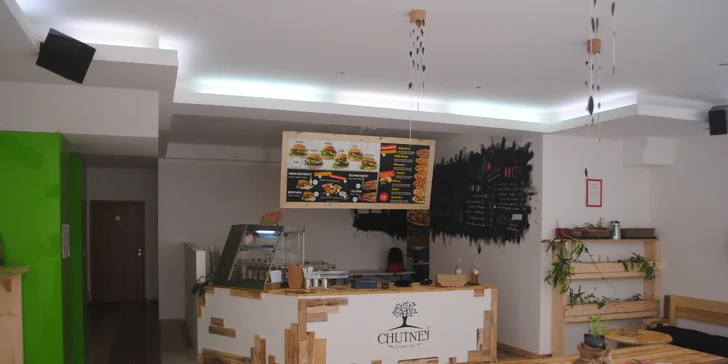 Lehce stravitelný zeleninový burger s domácí omáčkou, přílohou a limonádou