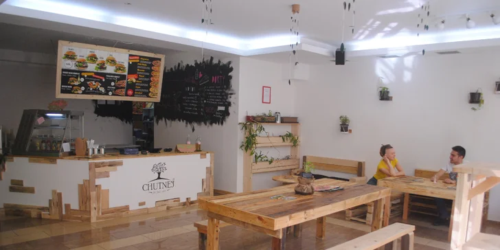 Lehce stravitelný zeleninový burger s domácí omáčkou, přílohou a limonádou