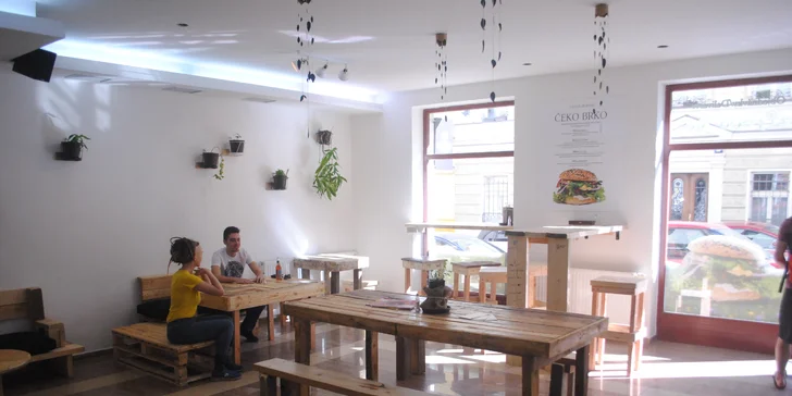 Lehce stravitelný zeleninový burger s domácí omáčkou, přílohou a limonádou